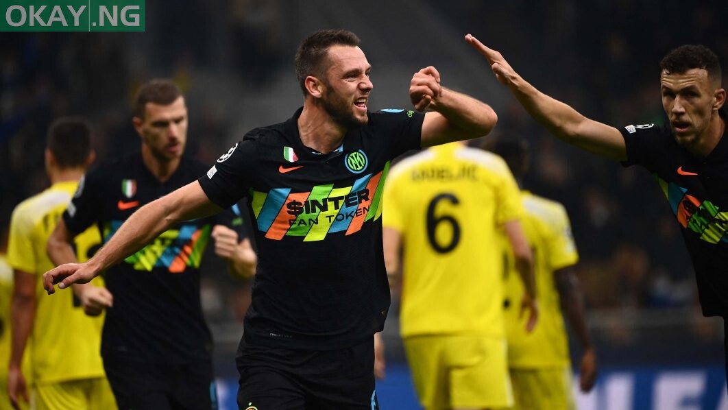 Inter Milan’s Dutch defender Stefan de Vrij celebrates after scoring the 3-1 goal during the UEFA Champions League Group D football match between Inter Milan and FC Sheriff Tiraspol on October 19, 2021 at the Giuseppe-Meazza (San Siro) stadium in Milan. (Photo by Marco BERTORELLO / AFP)
