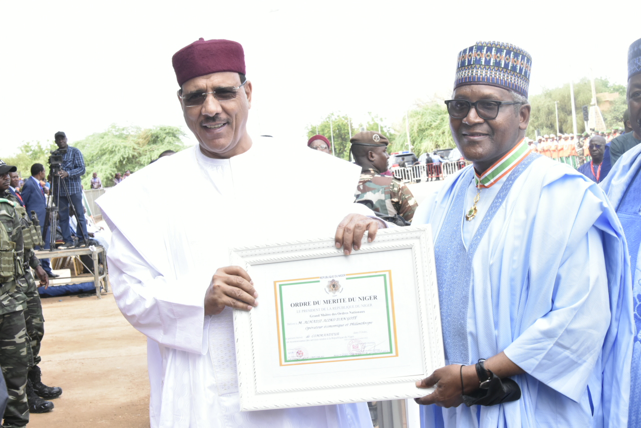 L-R, President deLa Repulique of Niger, S.E.M.Mohamed Bazoum, President/Chief Executive, Dangote Industries Ltd, Aliko Dangote, With the Award of Order Du Merite Du Niger, Operateur Economique et Philanthropy Dr Commandeur ,, In Niger Republic On Wednesday 3rd August 2022