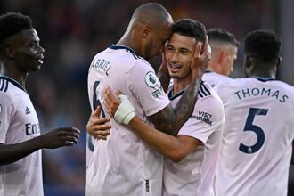 Arsenal’s Brazilian midfielder Gabriel Martinelli (centre right) celebrates with teammates after scoring the opening goal in the English Premier League football match between Crystal Palace and Arsenal at Selhurst Park in south London on August 5, 2022. (Photo by JUSTIN TALLIS / AFP)