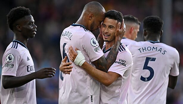 Arsenal’s Brazilian midfielder Gabriel Martinelli (centre right) celebrates with teammates after scoring the opening goal in the English Premier League football match between Crystal Palace and Arsenal at Selhurst Park in south London on August 5, 2022. (Photo by JUSTIN TALLIS / AFP)