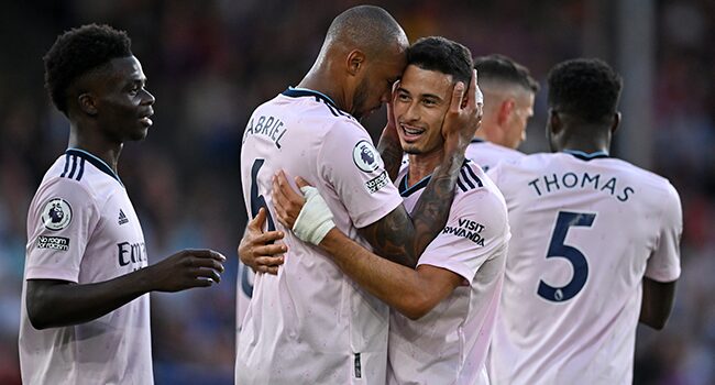 Arsenal’s Brazilian midfielder Gabriel Martinelli (centre right) celebrates with teammates after scoring the opening goal in the English Premier League football match between Crystal Palace and Arsenal at Selhurst Park in south London on August 5, 2022. (Photo by JUSTIN TALLIS / AFP)