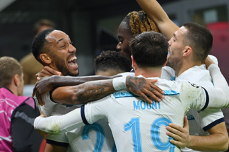 Chelsea’s Gabonese striker Pierre-Emerick Aubameyang (L) celebrates with his teammates after scoring his team’s second goal during the UEFA Champions League group E, football match between AC Milan and Chelsea, at the San Siro stadium, in Milan, on October 11, 2022. (Photo by Alberto PIZZOLI / AFP)