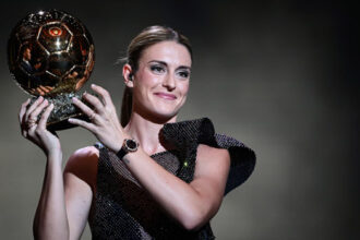 FC Barcelona’s Spanish midfielder Alexia Putellas receives her second Woman Ballon d’Or award during the 2022 Ballon d’Or France Football award ceremony at the Theatre du Chatelet in Paris on October 17, 2022. (Photo by FRANCK FIFE / AFP)