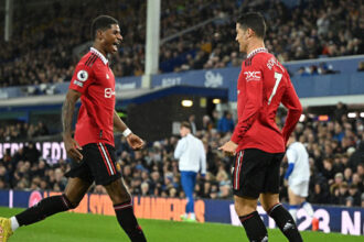 Manchester United’s Portuguese striker Cristiano Ronaldo (R) celebrates scoring his team’s second goal with Manchester United’s English striker Marcus Rashford (L) during the English Premier League football match between Everton and Manchester United at Goodison Park in Liverpool, north west England on October 9, 2022. (Photo by Oli SCARFF / AFP)